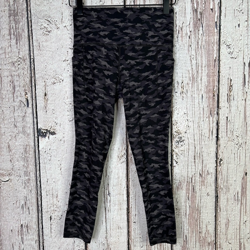 Athleta Size XS Salutation Stash Pocket II Printed 7/8 Tight Black Gray‎ Camo